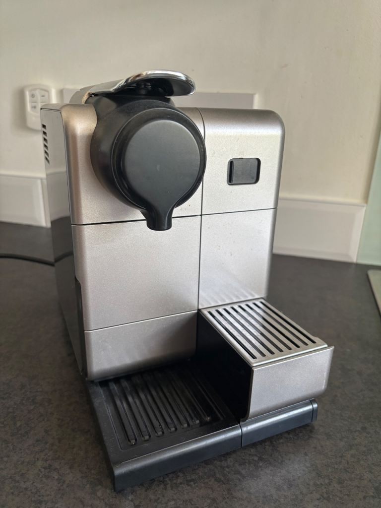 DeLonghi Nespresso Coffee Machine EN550.S – Good Condition