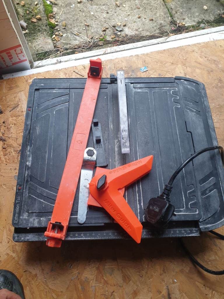 Electric tile cutter