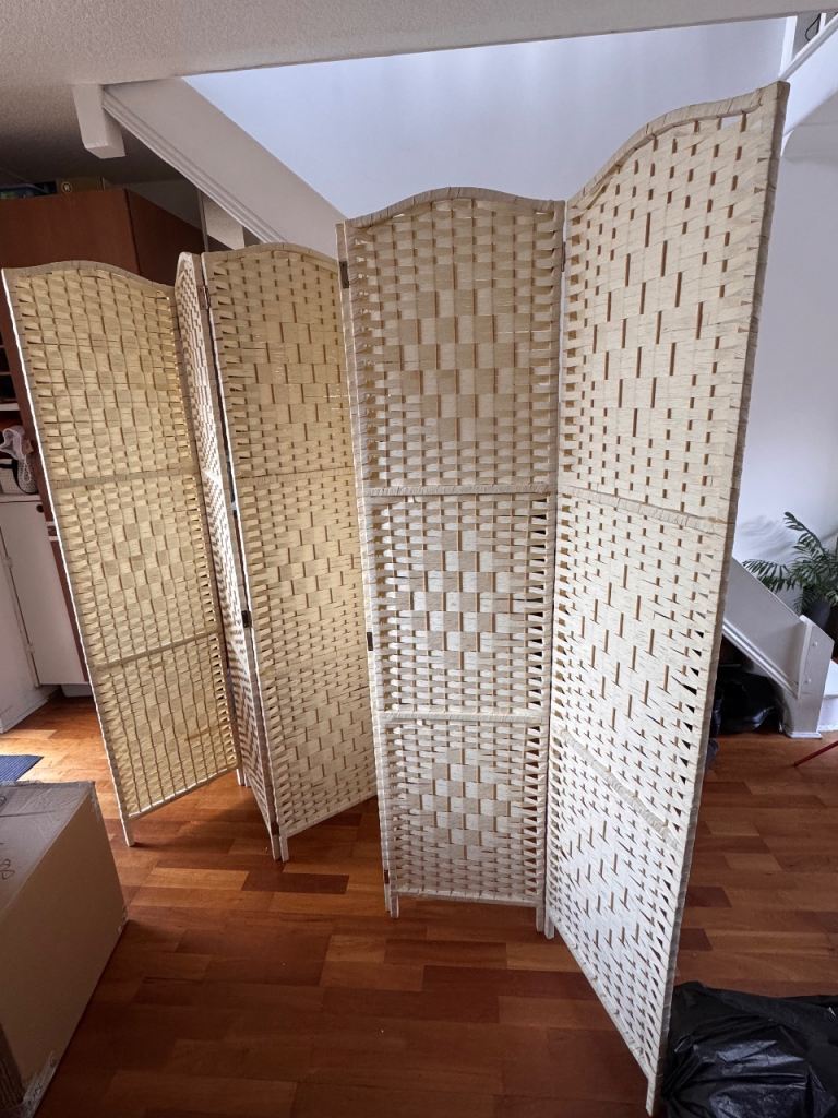 Foldable room divider