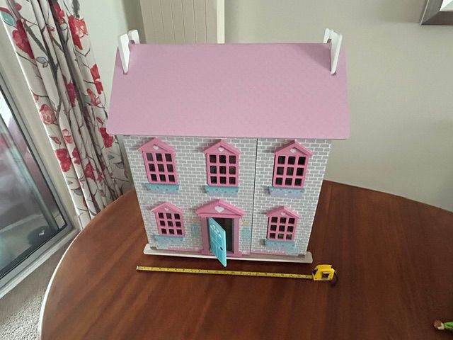 Dolls house with many accessories 