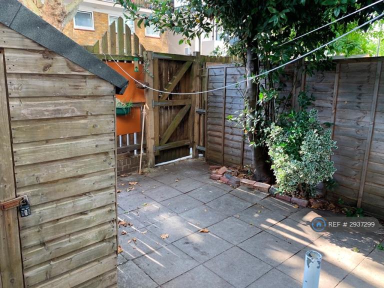 3 bedroom flat in Howcroft House, London, E3 (3 bed) (#2937299)