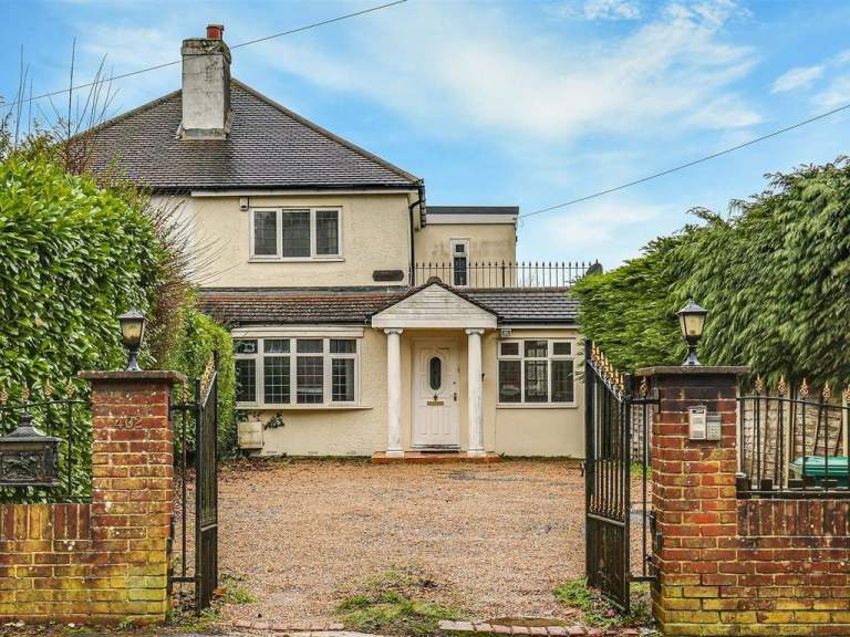 Newly Decorated Spacious Three Bed House to Let On Main Road TN16 2HP