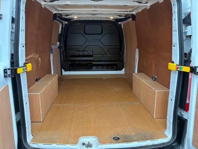 Ford Transit Custom L2 300 LEADER 130PS AIR CON REAR CAMERA 2023 @ £13450 + VAT 