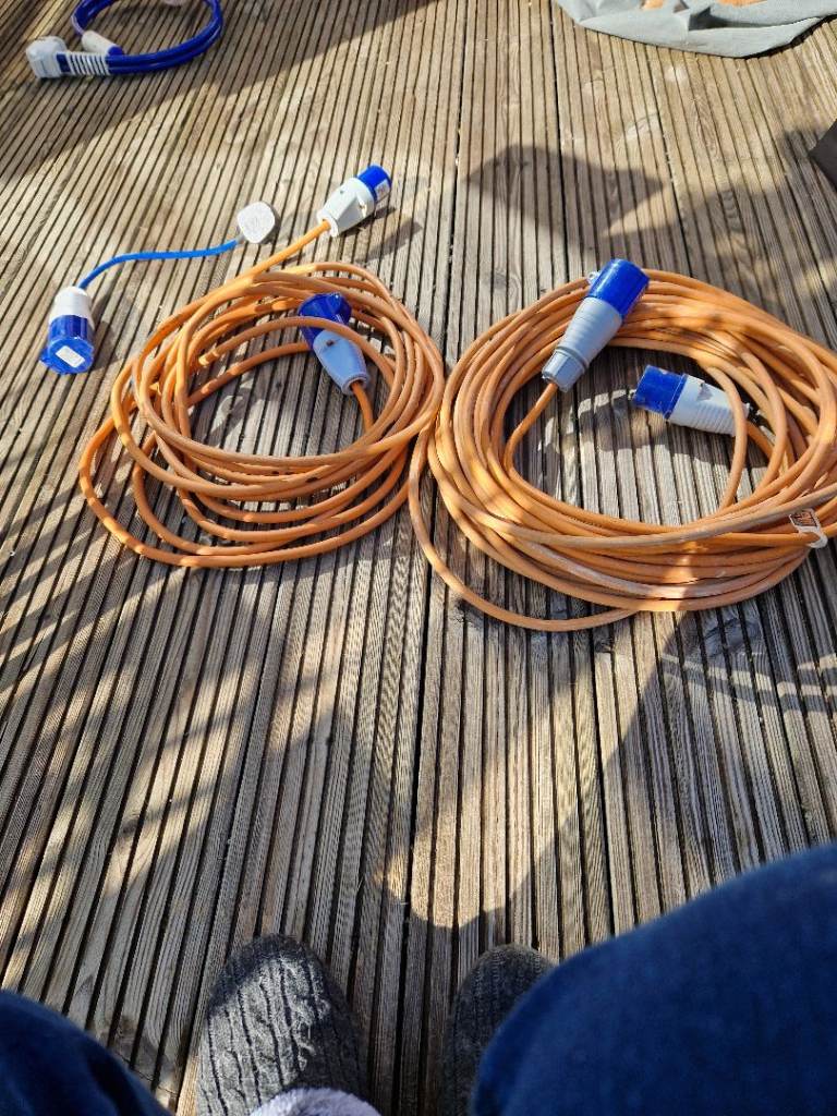 Caravan elec suppy cables