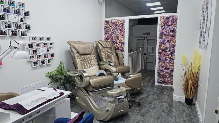 NAIL BAR FOR RENT in Archway