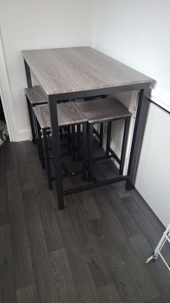Table & stools 