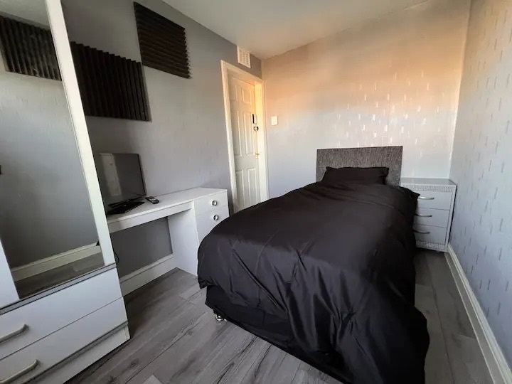 Room with single bed, Tillicoultry