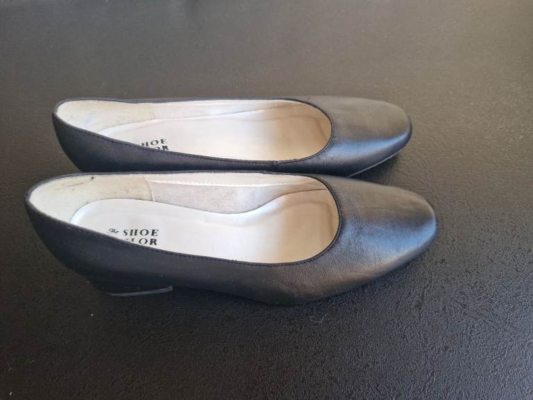 Leather kitten heel shoes