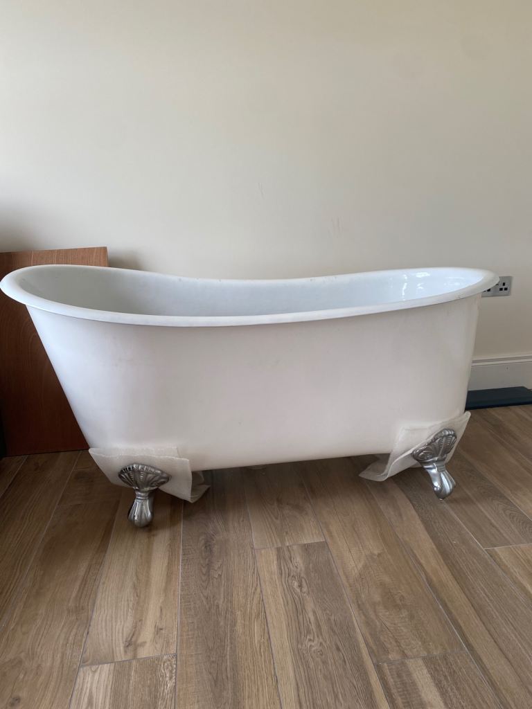 Cast iron bath tub 