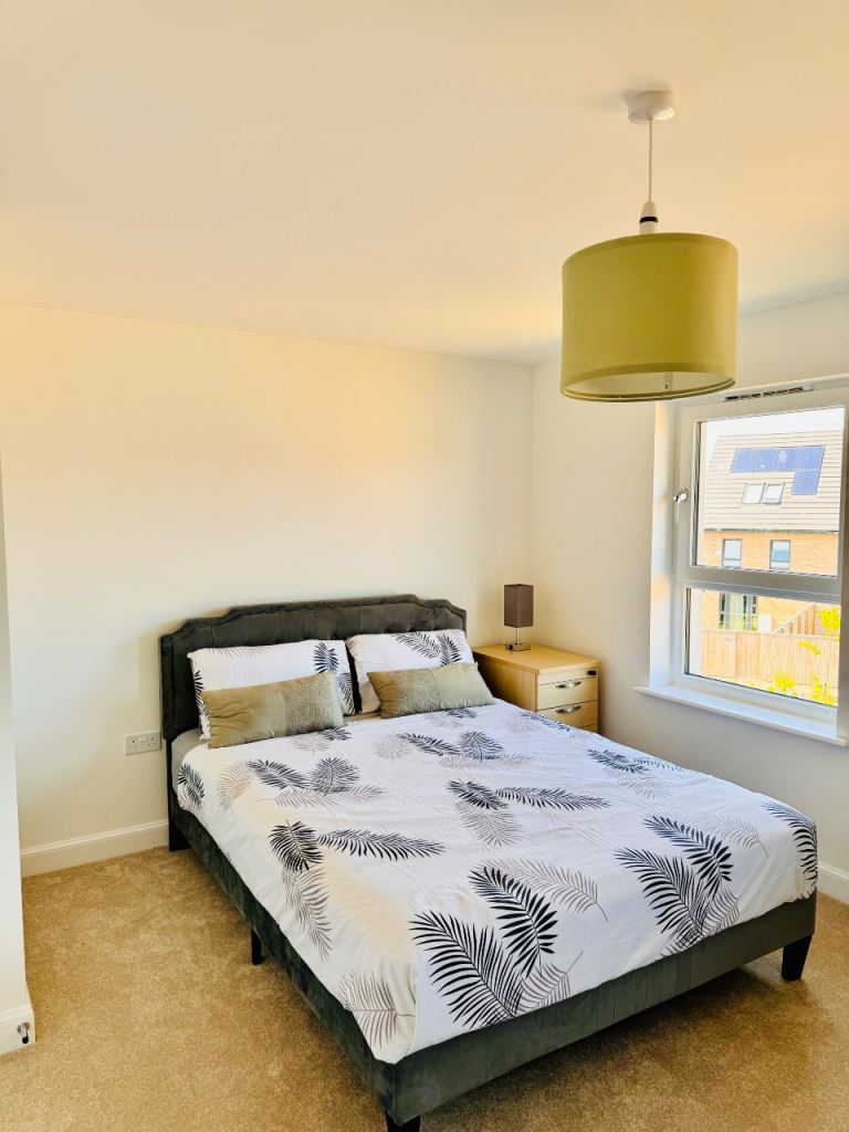 Spacious double bedroom 