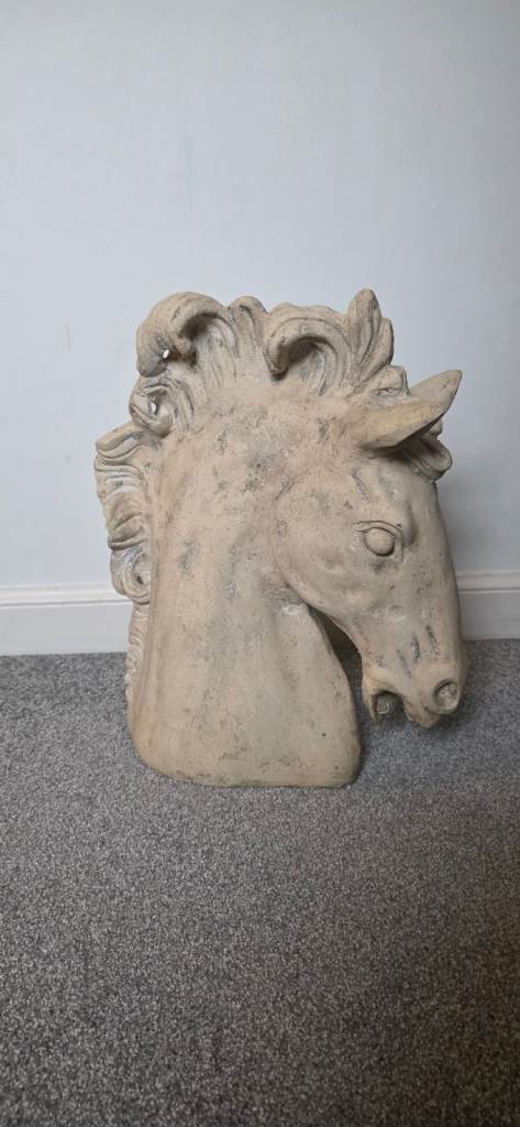 Large Stone effect Horse Head Ornament – Good Condition