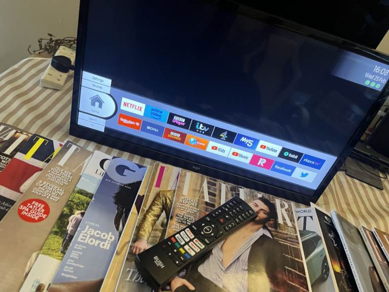 Bush 24 inch wifi smart tv Netflix Prime Freeview HD 