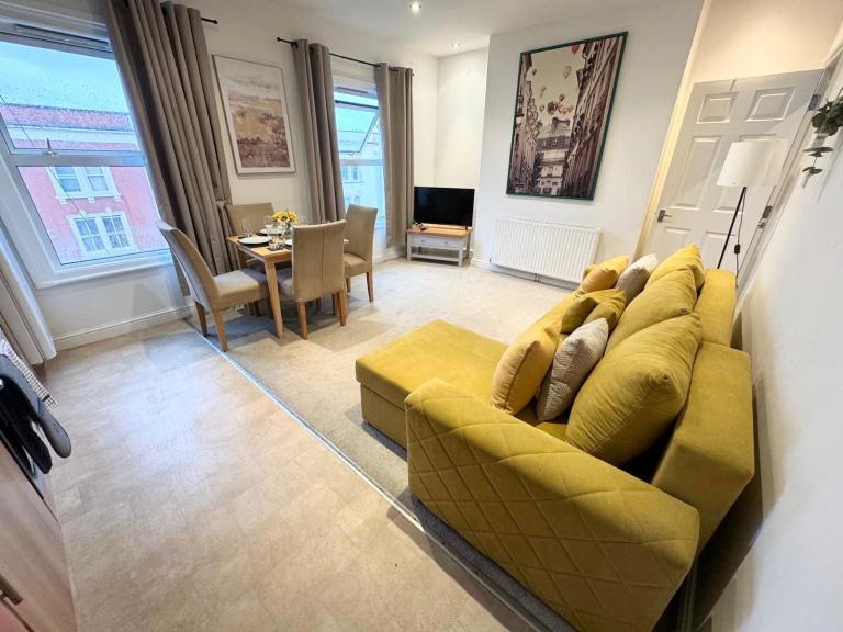 FULLY FURNISHED FLAT - £1,350 - CENTRAL LOCATION