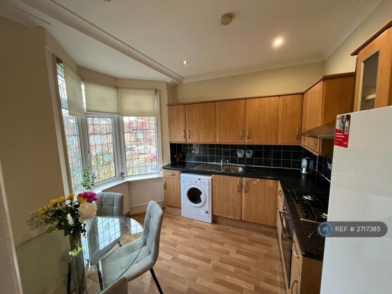 2 bedroom flat in Hurstwood Road, London, NW11 (2 bed) (#2717385)