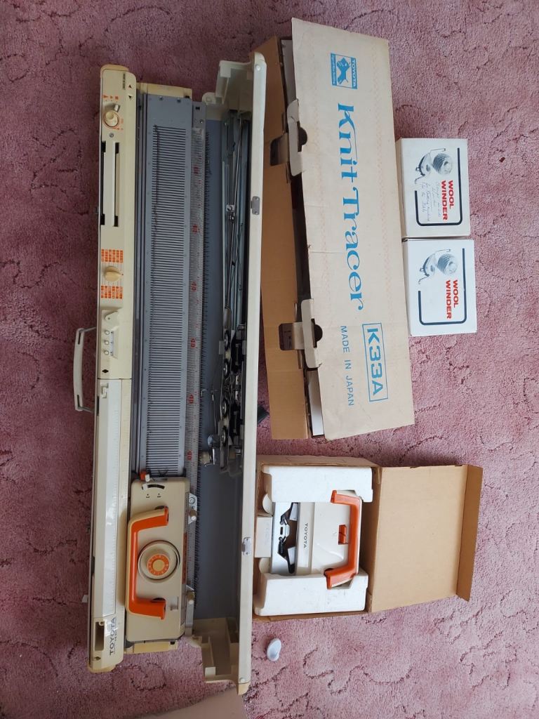 Toyota KS901 knitting machine bundle
