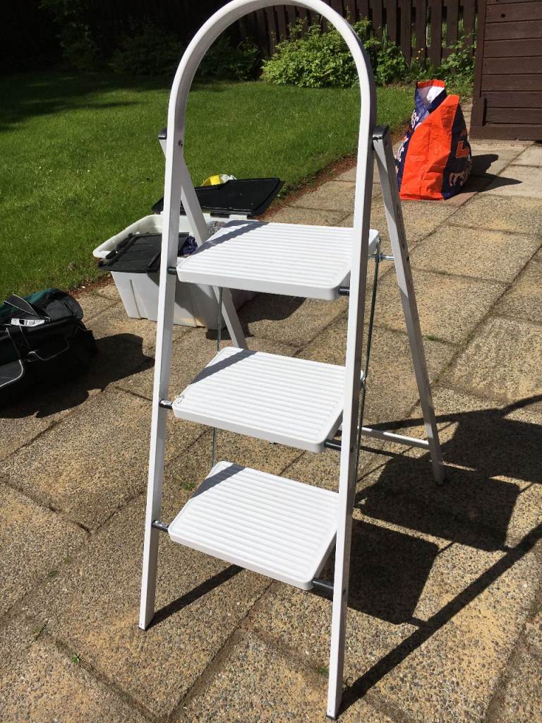 Folding step ladder