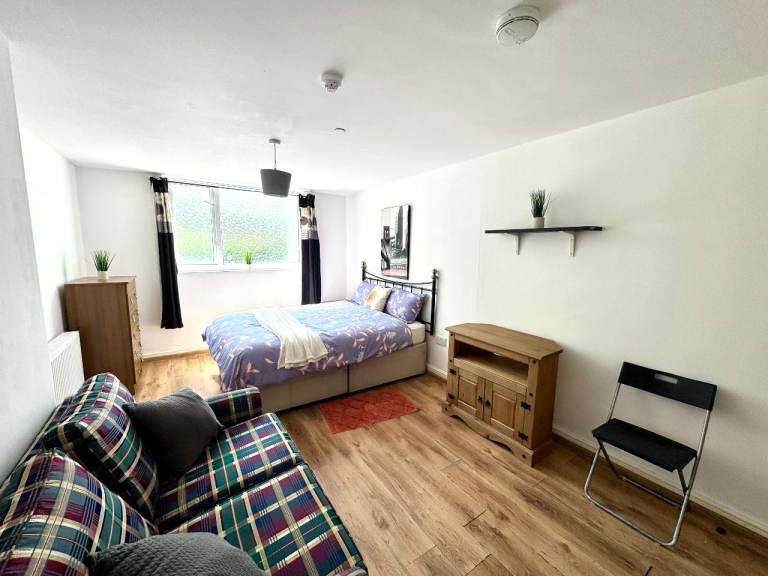  MODERN DOUBLE ROOMS TO LET – WALSALL (WS4 2AR)