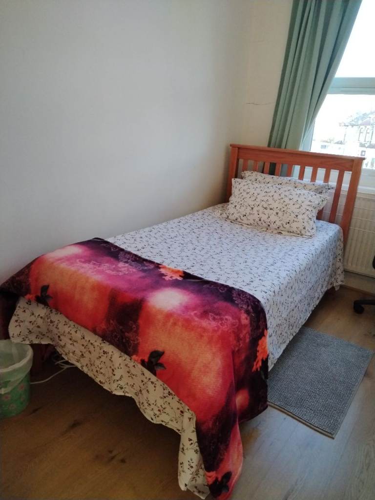 Amazing nice and clean size single room available from April