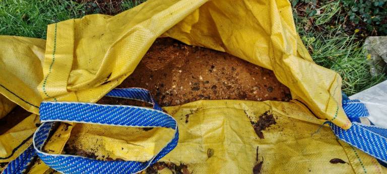 Jumbo bag (800 to 850kg) 20mm ballast and 1.4 tonne building sand