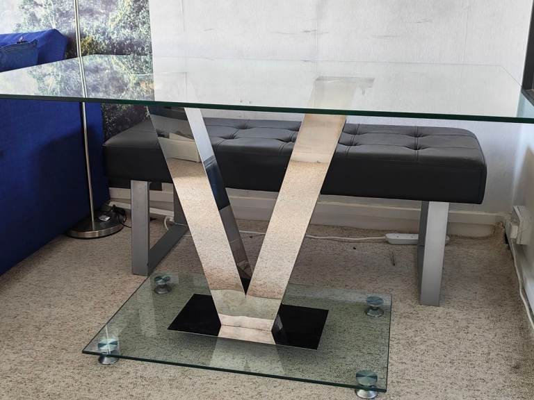 Elegant Glass and Steel Dining Table (130x80x76cm) - Excellent Condition