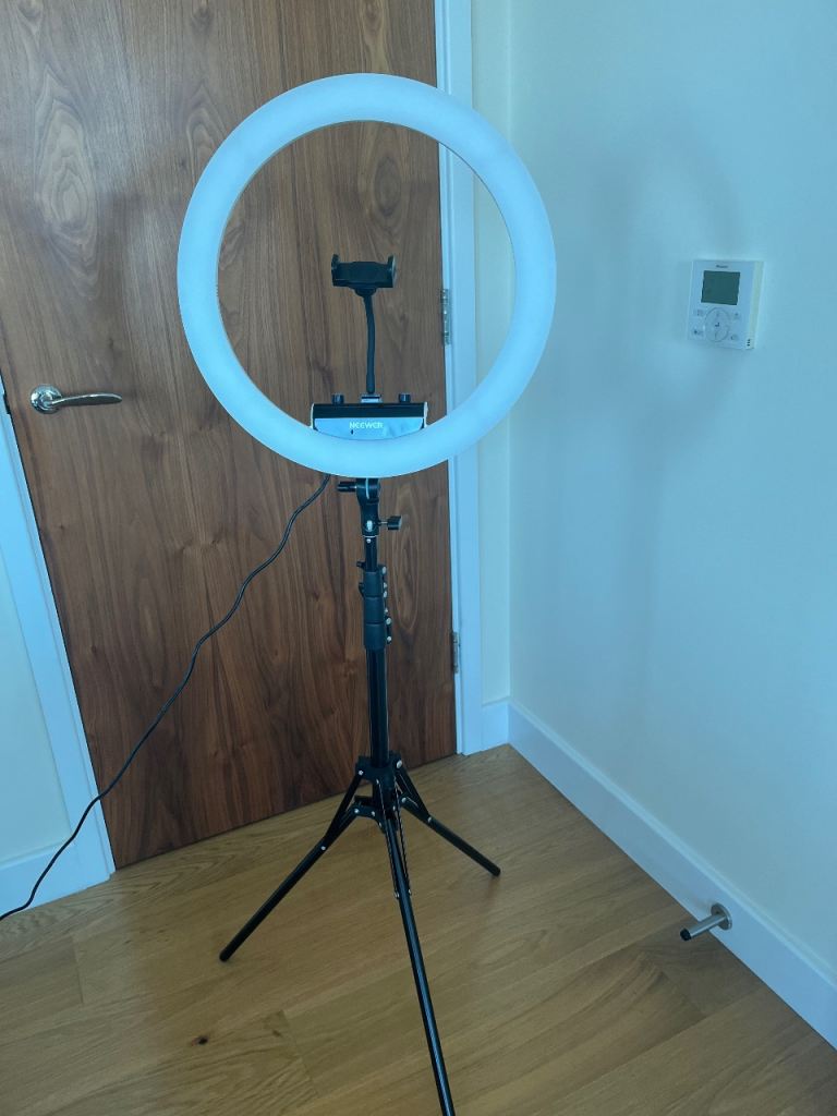 Ring light with tripod