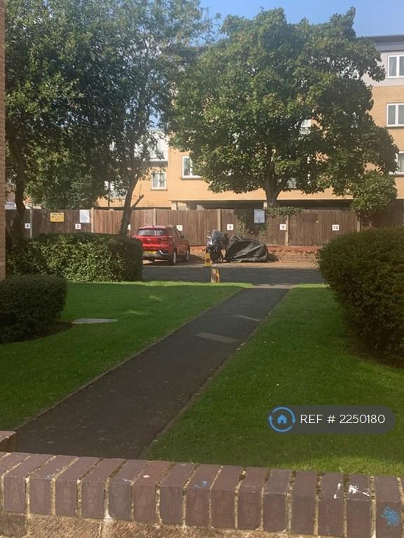 1 bedroom flat in Doyle Road, London, SE25 (1 bed) (#2250180)