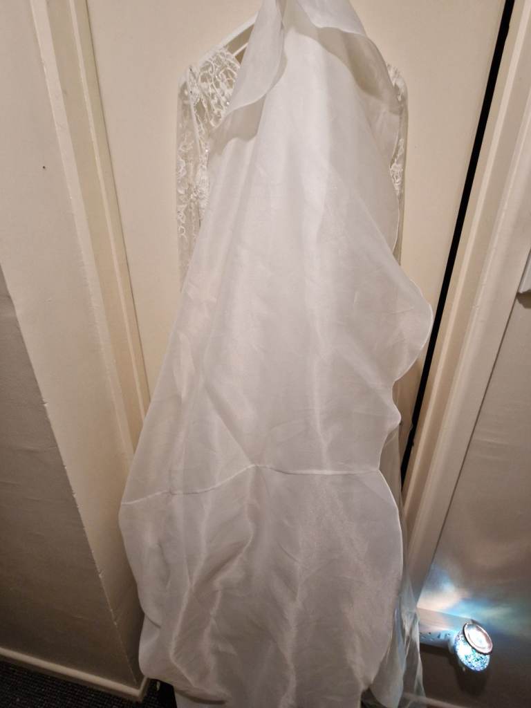  brides who want to show off their natural beauty.