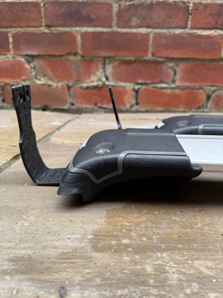  Thule WingBar Edge 9581 roof bars ( silver) fits Nissan Navara NP 300 Double Cab (2016 onwards)