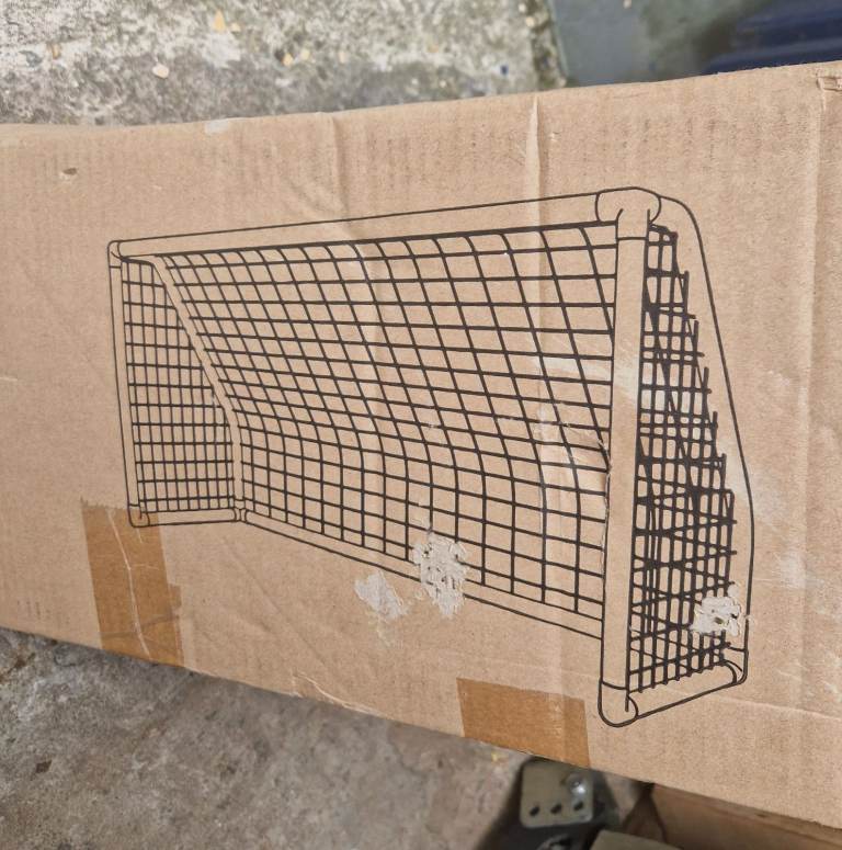 Kids 8 x 4ft goal with goal net - Unused