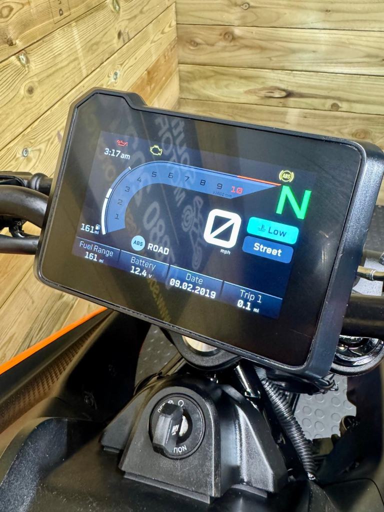 KTM Duke 125 / April 2025 model / covered 7.5k miles