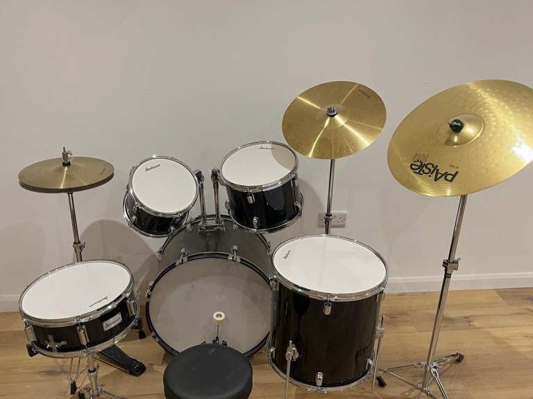 Full startone drum kit + paiste ride symbol 