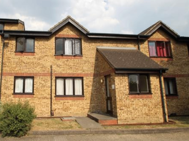 Beautiful 2 Bedroom First Floor Apartment - £1,350 pcm