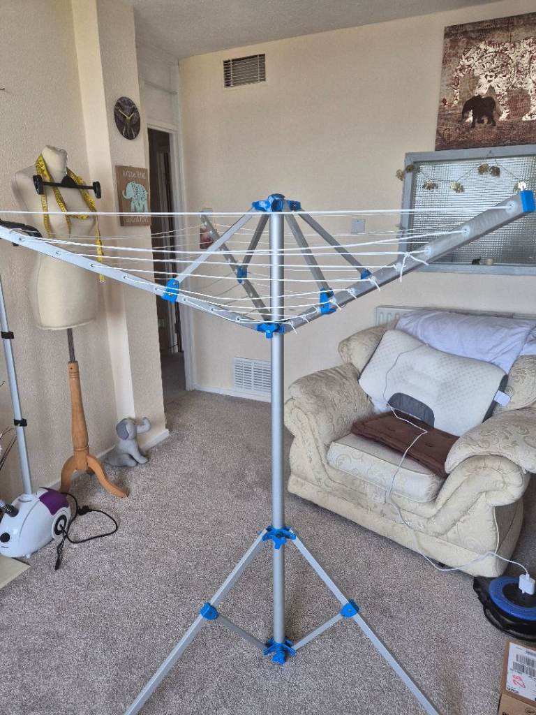Freestanding foldable aluminium rotary airer