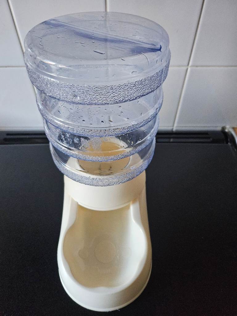 Small pet water dispenser 