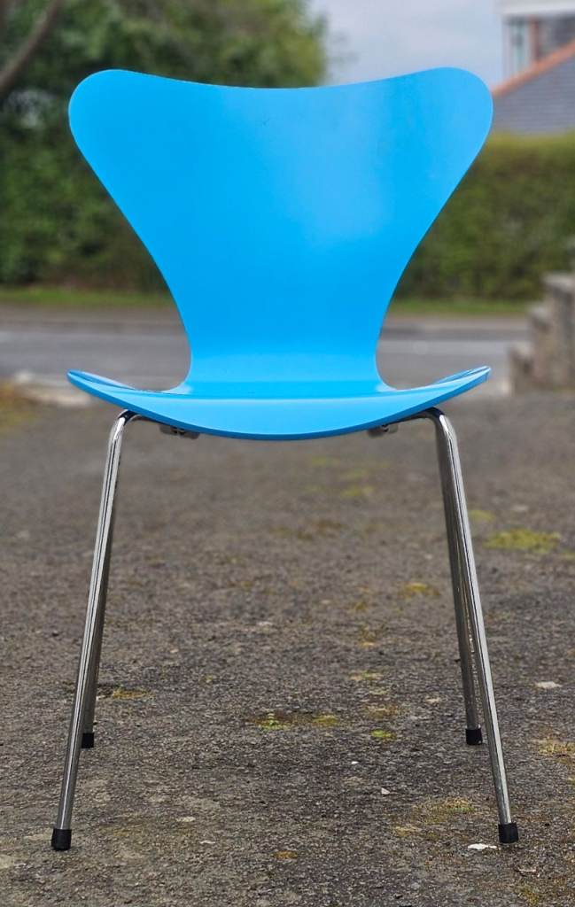 Arne Jacobsen Series 7 dining chairs by Fritz Hansen (2006)