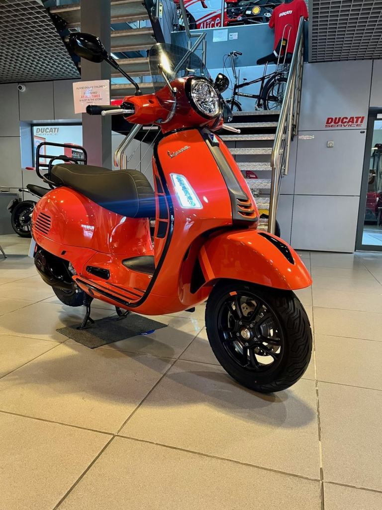 VESPA GTS 300 SUPERSPORT - 1400 MILES - 1 OWNER - EXTREMELY TIDY - EURO 5