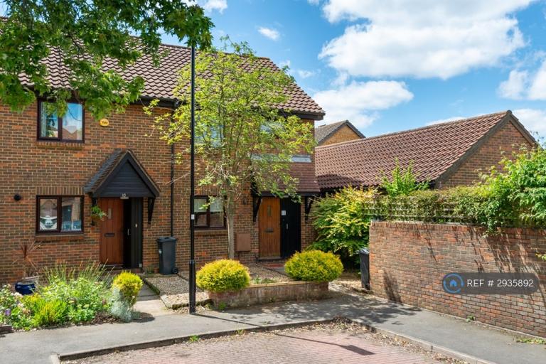 3 bedroom house in Tanglewood Way, Feltham, TW13 (3 bed) (#2935892)