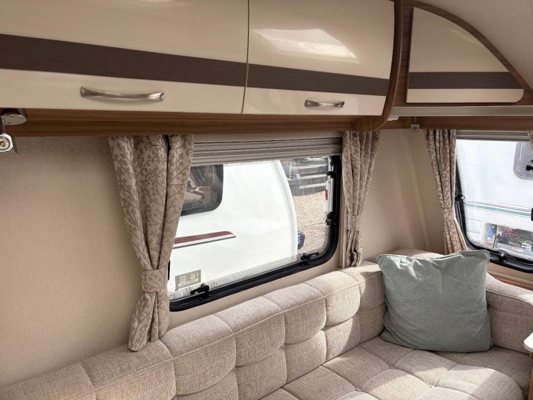 LUNAR CLUBMAN ES - 3 BERTH CARAVAN WITH END WASHROOM + MOTORMOVER