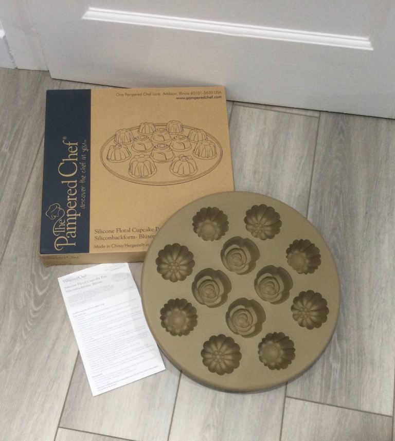The Pampered Chef Silicone Floral cupcake baking pan unused in box