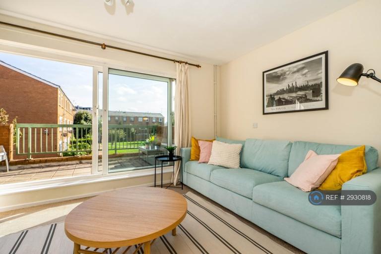 3 bedroom flat in Pellerin Road, London, N16 (3 bed) (#2930818)