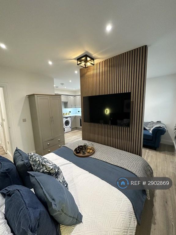 Studio flat in North Ninth Street, Milton Keynes, MK9 (#2902869)