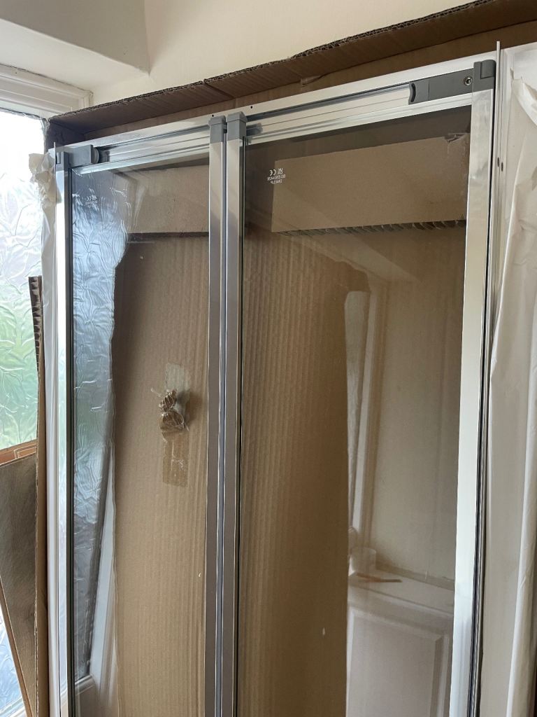 Victoriaplum shower door 700