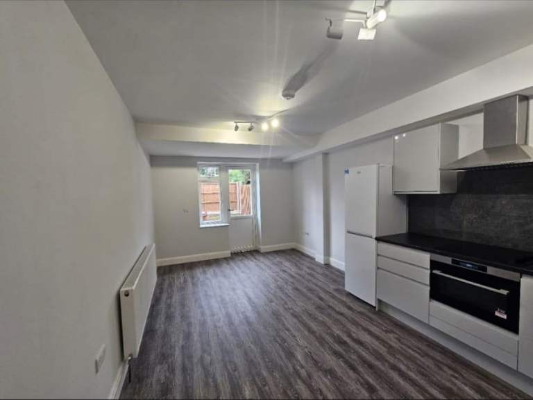 3Bed Ground floor flat to rent in Harrow - Carlton Avenue