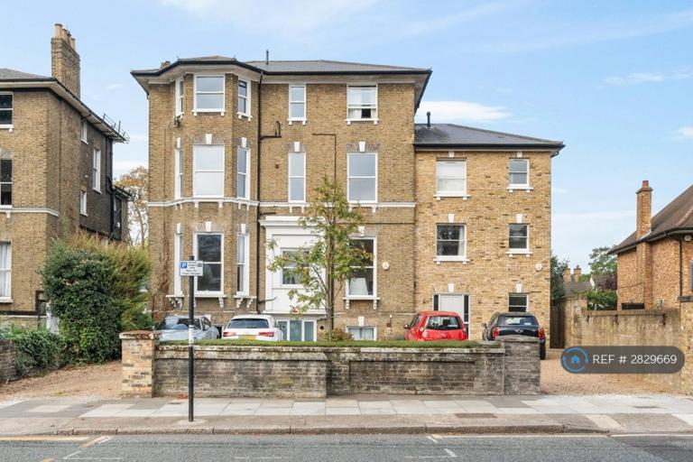 1 bedroom flat in Blackheath, London, SE3 (1 bed) (#2829669)