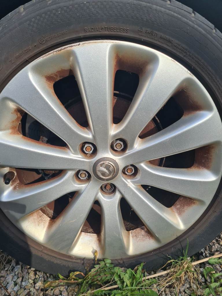 Astra j 2012 alloy wheels 215/50/17 