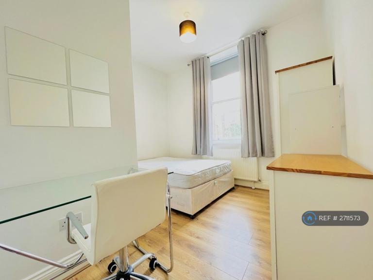 2 bedroom flat in Rosslyn House, London, SW2 (2 bed) (#2711573)