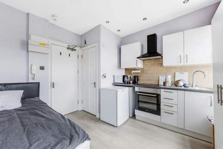 Converted New Studio Flat Shower Open Bed Room KitchenDiningSitting Bills Extra VeryNearTubeBusShops