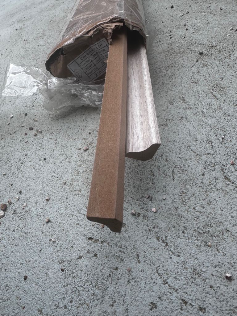 baseboard/skirting trim with a concave profile