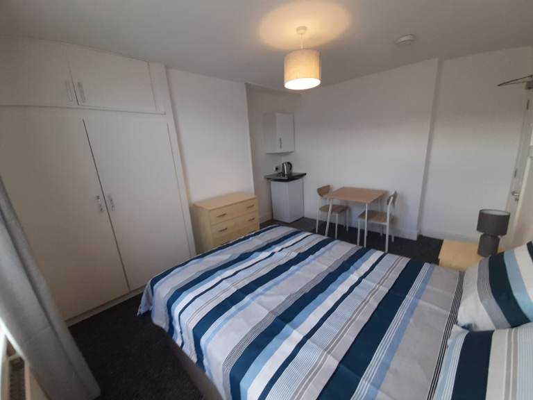 Large double room with build in wardrobe 