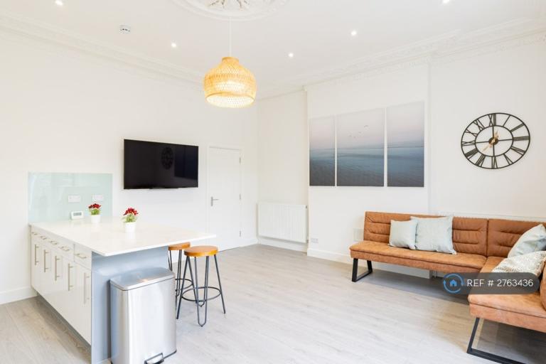 5 bedroom flat in Clifton Park Road, Bristol, BS8 (5 bed) (#2763436)